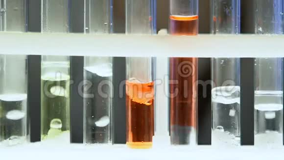 试管中的液体沸腾实验室中的发酵反应实验视频的预览图