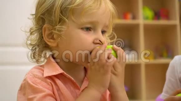 孩子们在幼儿园吃苹果视频的预览图