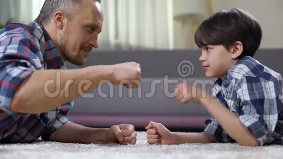 继父和孩子的拳头碰撞伙伴的问候快乐的童年时刻视频的预览图
