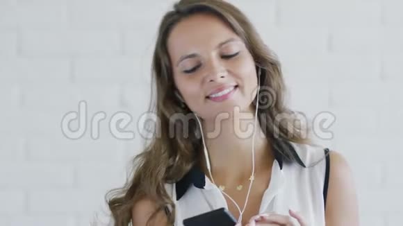 留着卷发的女人听音乐视频的预览图