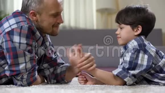 关爱的父亲赞美他的小儿子父亲的关心和支持在一起的时间视频的预览图