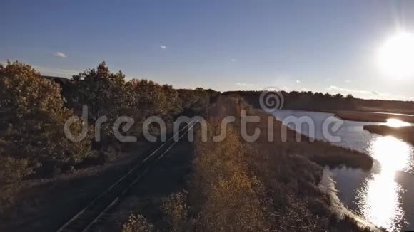 空中无人机在美丽的晶莹清澈的水中飞过湖面阳光明媚的下午中等高度的飞行视频的预览图