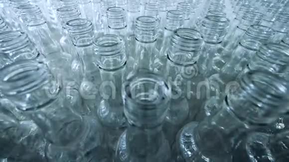 一家酒厂里有很多空玻璃瓶视频的预览图