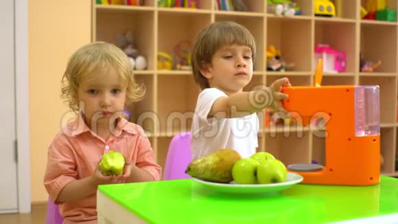 孩子们在幼儿园吃苹果视频的预览图