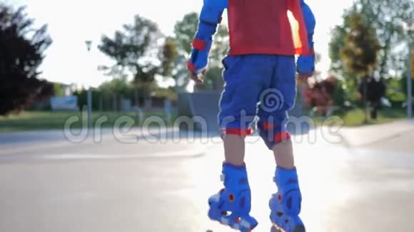 孩子们的爱好穿着超级英雄套装的小男孩在操场上消磨空闲时间视频的预览图