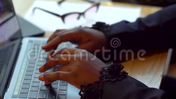 非裔美国女商人手提电脑和纸忙碌的女人在网上银行理财视频的预览图