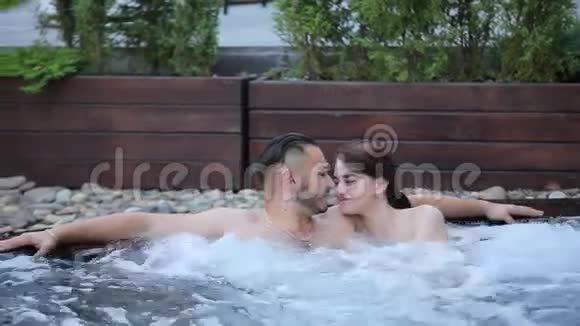 在按摩浴缸里休息的夫妇视频的预览图