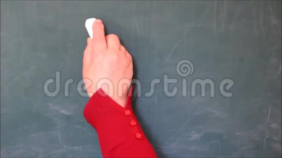 女学生在黑板上手写课文并在课文下面画一个笑脸视频的预览图