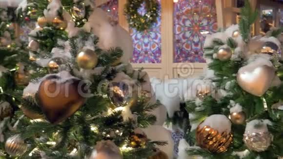 市场上白雪皑皑的圣诞树和漂亮的玩具装饰视频的预览图