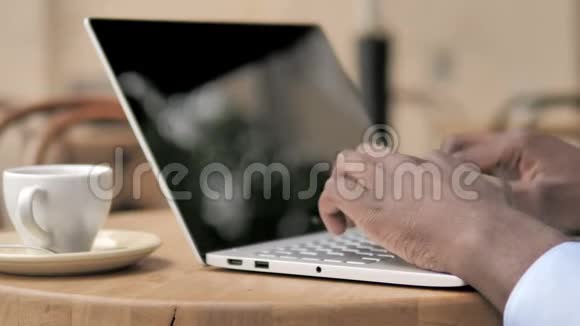 手打字在笔记本电脑键盘上视频的预览图