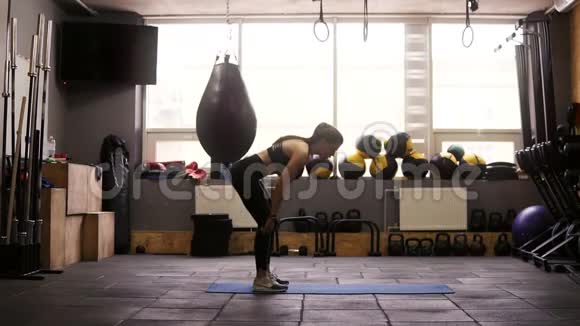 性感迷人的黑发女孩在地板垫子上的健身房里做一套燃烧脂肪的运动健身和医疗保健视频的预览图