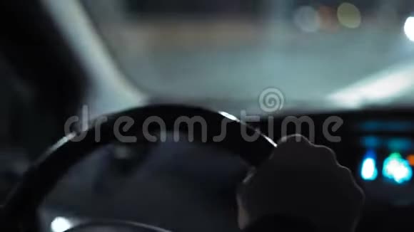 夜城一辆车的车把上男性的手视频的预览图