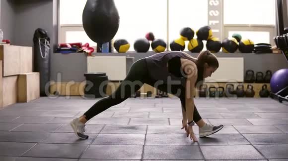 年轻漂亮的运动女性深色头发的杜昂在健身房里锻炼为夏天做准备健身和视频的预览图