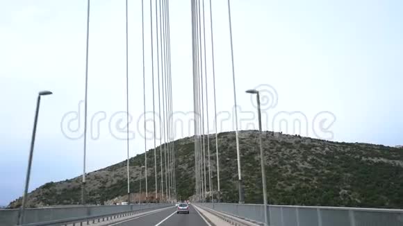 杜布罗夫尼克海岸边一座桥上的移动镜头视频的预览图