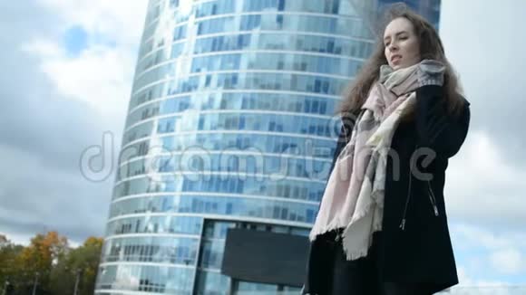 年轻女士低角度肖像背景为现代建筑视频的预览图