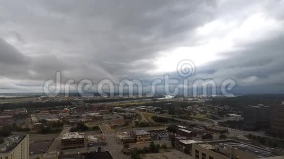 密苏里州堪萨斯城北部的雷云视频的预览图