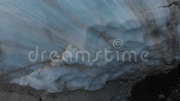 近距离观看冰川中山河的诞生江流出冰窟冬季景色视频的预览图