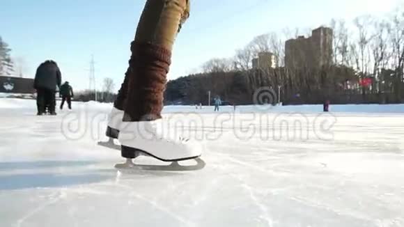 年轻女子在冰上滑冰在雪地里玩花样滑冰视频的预览图