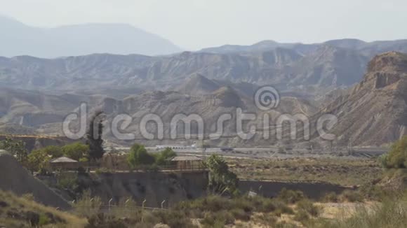 沙漠中央的高速公路视频的预览图