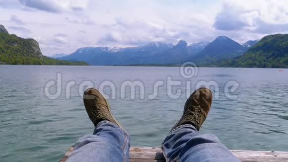 山湖和雪山背景上的人脚视频的预览图