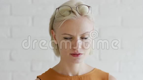 有短发的女人涂奶油视频的预览图
