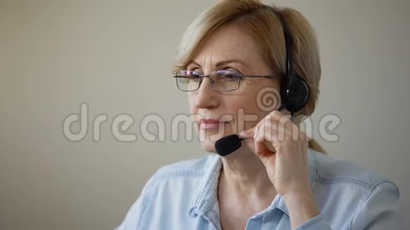 有魅力的女性带耳机咨询旅行社服务客户视频的预览图