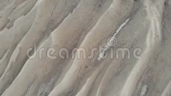 一个采矿采石场的救济巴查恩沙丘一直在开采采石场空中观景4K视频的预览图