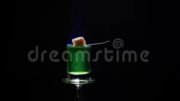 用玻璃甘蔗糖勺拍摄暗背景高清镜头视频的预览图
