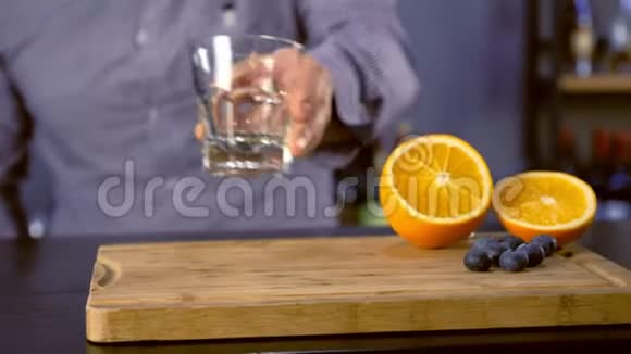 巴曼准备了酒精鸡尾酒的原料包括龙舌兰酒苦和水果双手特写视频的预览图