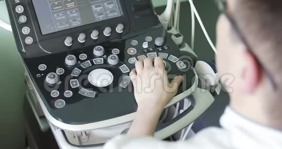 医生在超声波机器上工作点击按钮视频的预览图