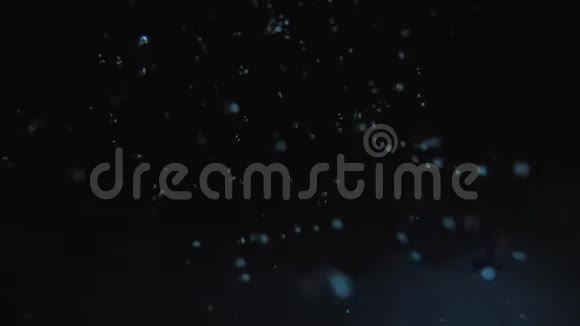 美丽的气泡在夜间水下视频的预览图