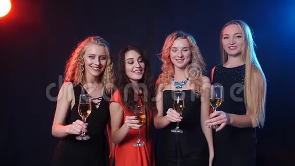 假日和夜生活的概念一群带着香槟的年轻美女参加派对视频的预览图
