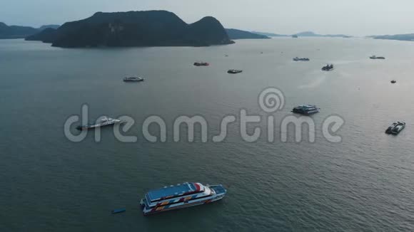 在夸城的港口上空飞行无人机兰卡维视频的预览图