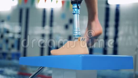 一个运动员在一个游泳池里戴人造腿现代假肢视频的预览图