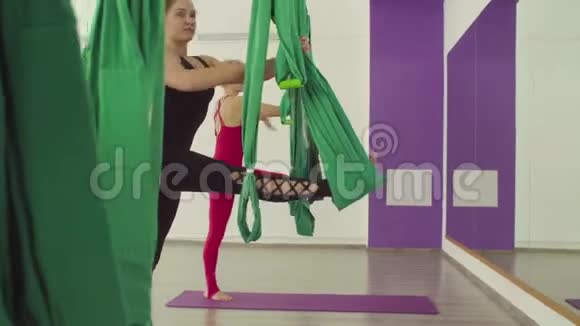 两个女人同时在吊床上做瑜伽练习视频的预览图