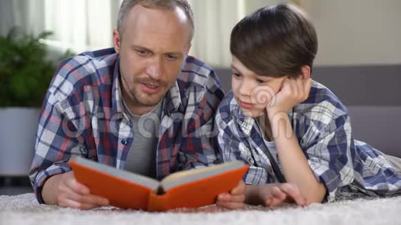 关心父亲帮助他的学生理解困难的科目家庭作业视频的预览图