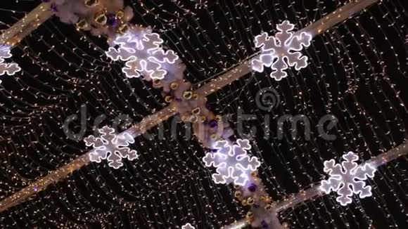 圣诞节街饰新年准备光的脉动和明亮的雪花视频的预览图