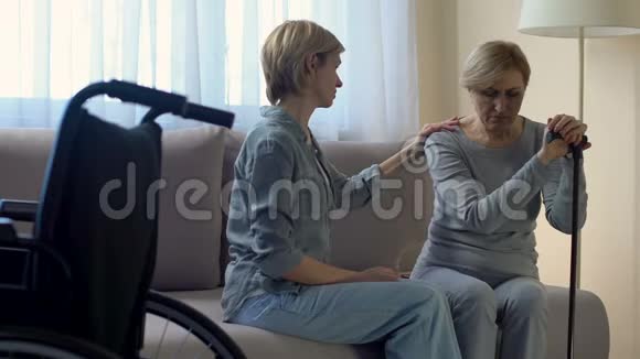 支助孤寡残疾老年妇女的女心理学家视频的预览图