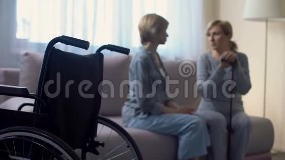 关爱女儿在家中与残疾高级母亲交谈康复视频的预览图
