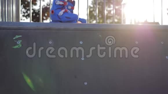 消渴小孩在滑板公园喝塑料瓶里的矿泉水视频的预览图