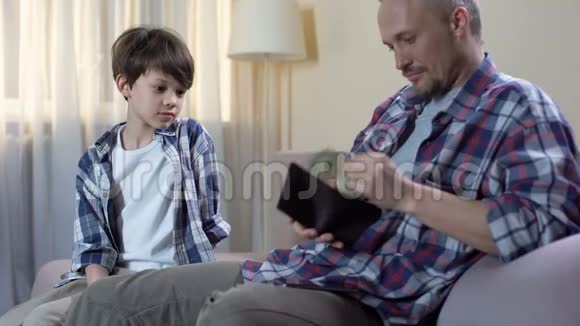 小儿子乞求父亲给更多的零用钱经济需要父亲视频的预览图
