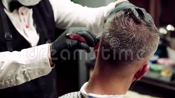 希普斯特男士客户拜访理发店的发型师和发型师慢动作视频的预览图
