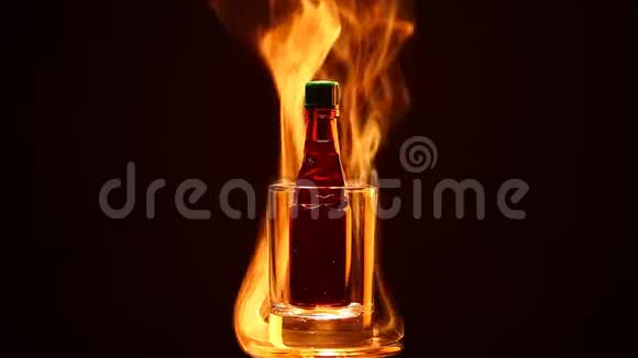 玻璃镜头酒精瓶烟雾暗背景高清镜头视频的预览图