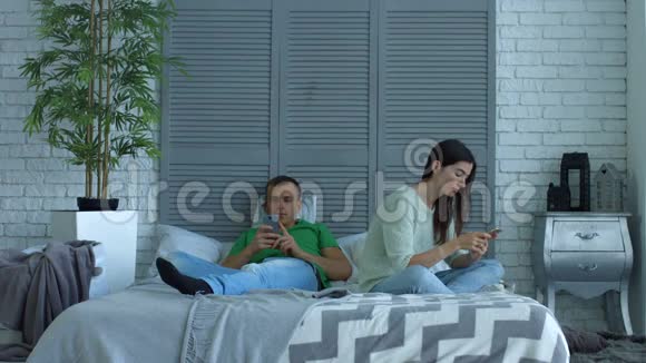 一对在家玩智能手机的情侣视频的预览图
