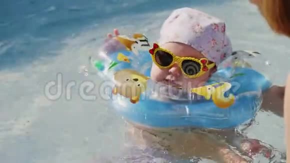 宝宝游泳带颈游环视频的预览图