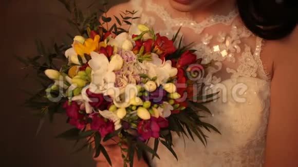 婚礼照片新娘在摄影棚里一束新娘一束多色的N一束视频的预览图
