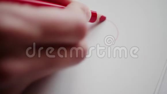 情人节用红铅笔手工描画的心脏轮廓视频的预览图