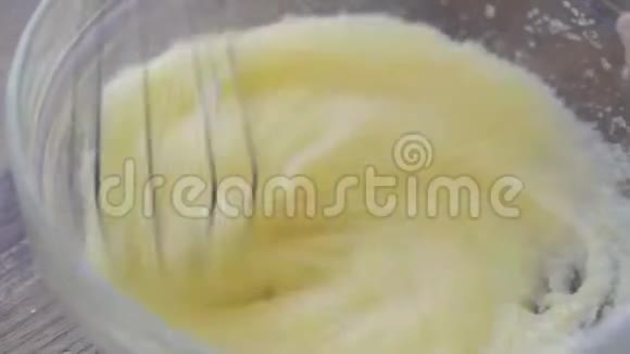 把奶油混合成美味的蛋糕混合糖和黄油视频的预览图