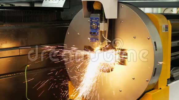 数控激光切割金属自动化机械在工业工厂视频的预览图