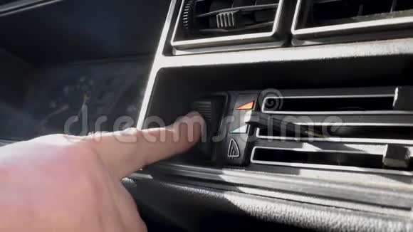 在一辆旧车里切换开关和滑块的动力来自人类的双手视频的预览图